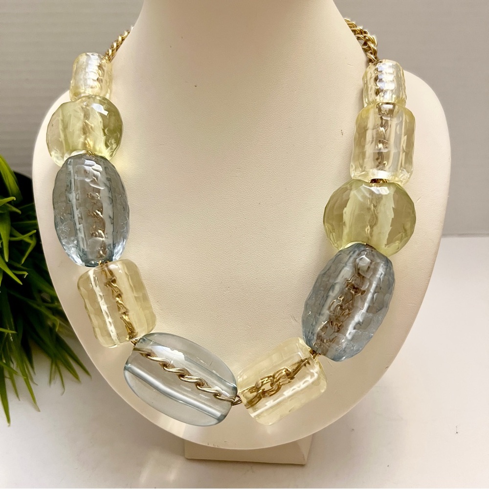 Elegant Chunky lucite statement necklace